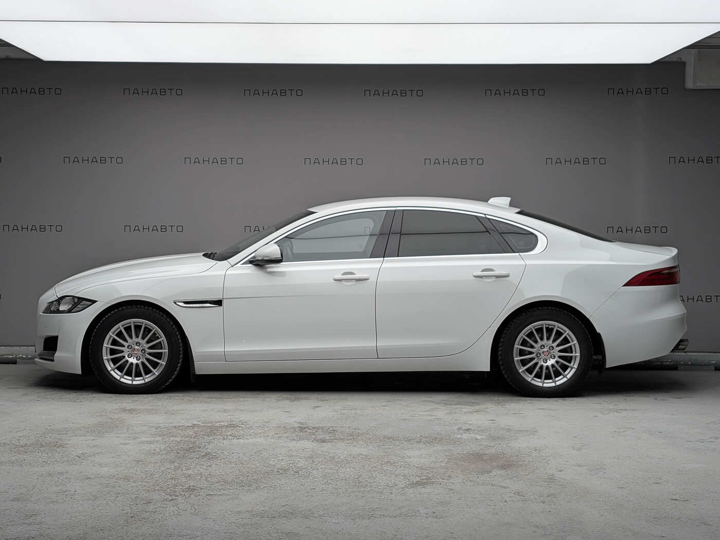 Jaguar XF 2.0d AT (180 л.с.)