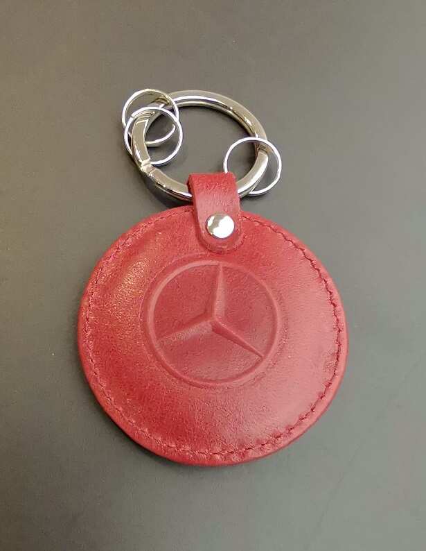 Брелок круглый красный