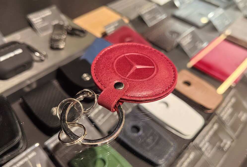 Брелок круглый красный